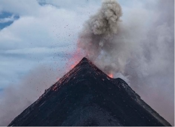 夏威夷火山喷发后熔岩在海岸形成新的“岛屿”